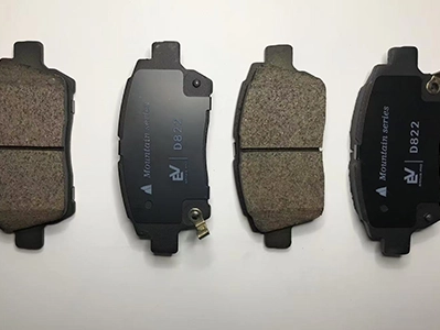 Silent brakes and brake pads 