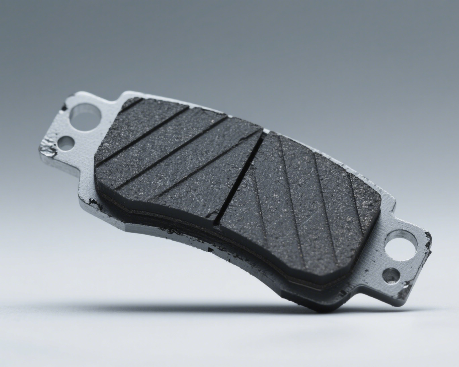 Silent brakes and brake pads 